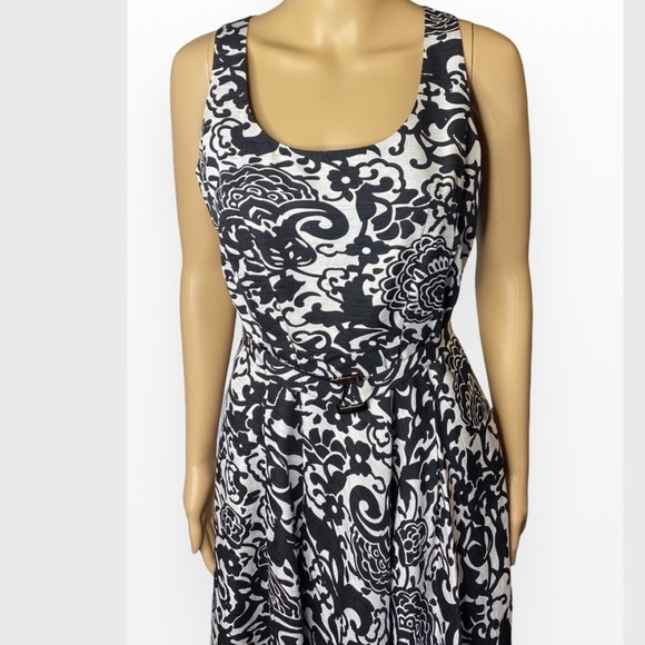 Cache
Black Sleeveless Scoop Neck Work /Office Dress 4 - Picture 4 of 11